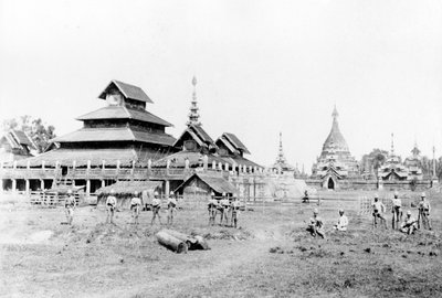 Soldati britannici davanti al palazzo di Wuntho e al monastero buddista, 1891 da English Photographer